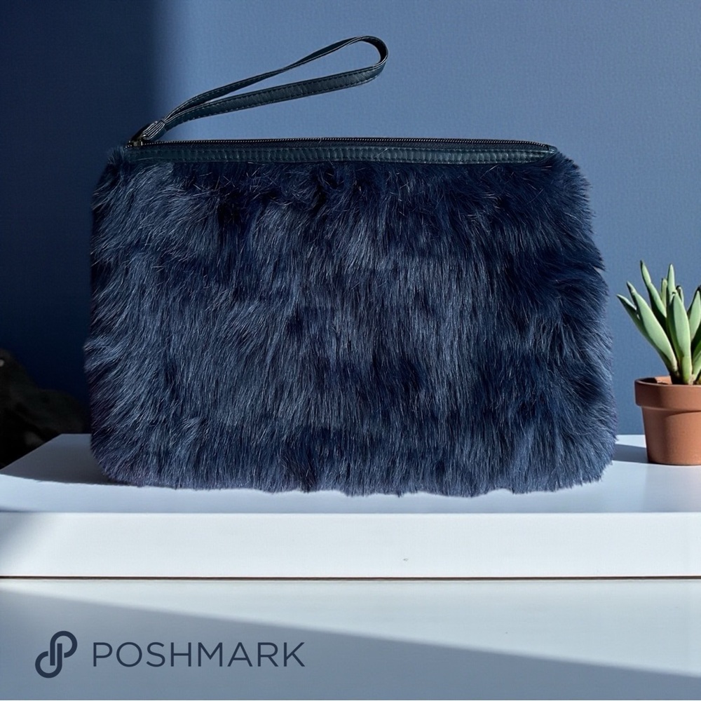 💖 Deane & White Faux Fur Navy Clutch 💖
